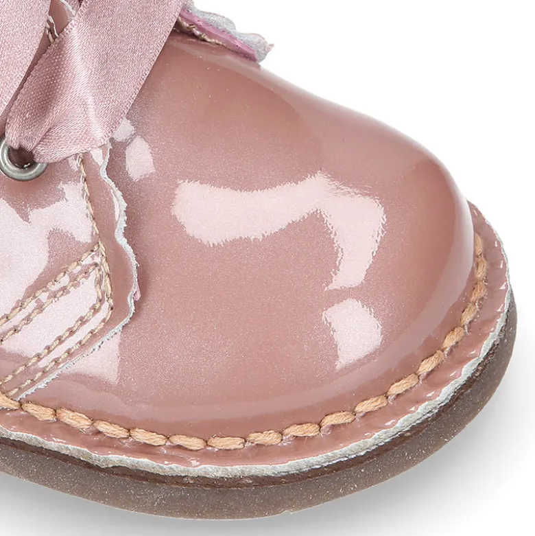 Bota Safari niñas con cordones seda y ondas en piel charol PERLADO.