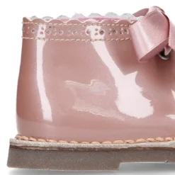 Bota Safari niñas con cordones seda y ondas en piel charol PERLADO.