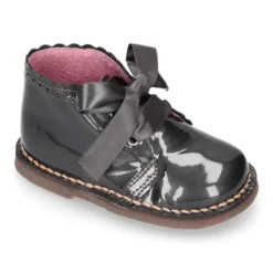 Bota Safari niñas con cordones seda y ondas en piel charol PERLADO.