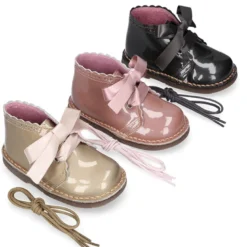 Bota Safari niñas con cordones seda y ondas en piel charol PERLADO.
