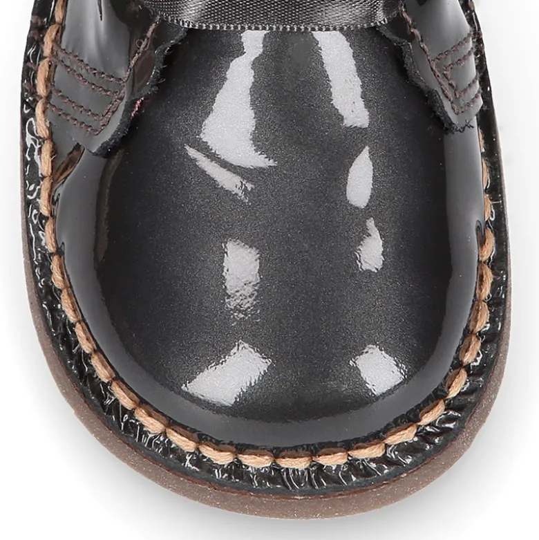 Bota Safari niñas con cordones seda y ondas en piel charol PERLADO.