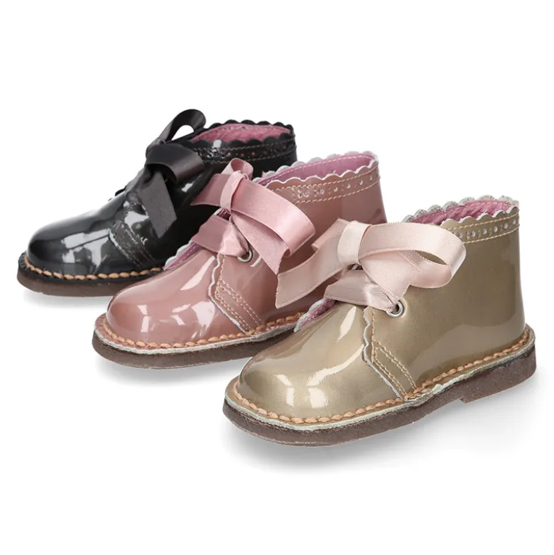 Bota Safari niñas con cordones seda y ondas en piel charol PERLADO.