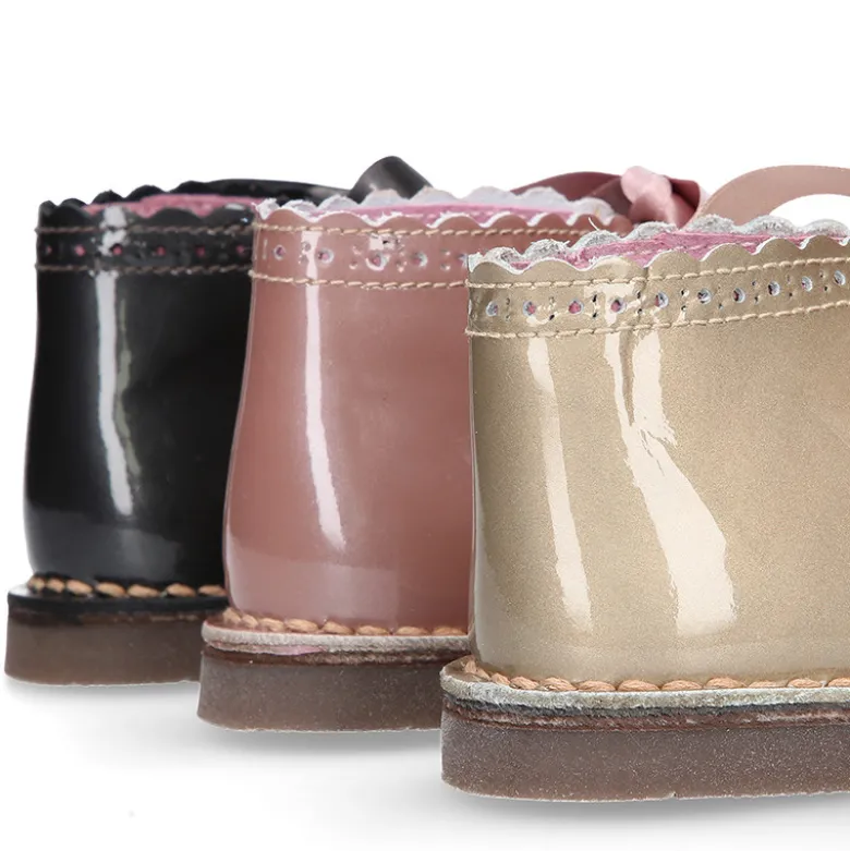 Bota Safari niñas con cordones seda y ondas en piel charol PERLADO.