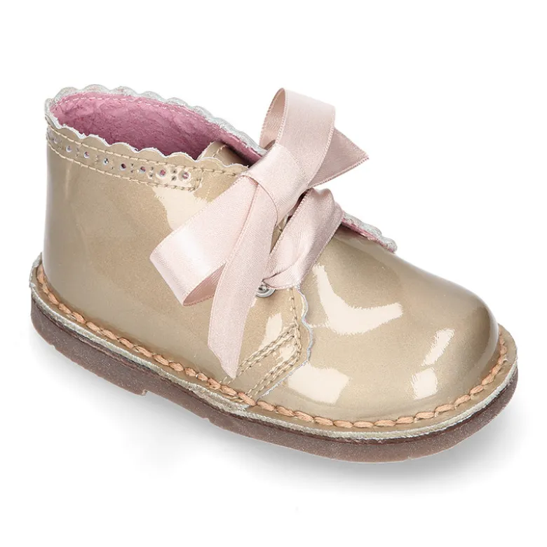 Bota Safari niñas con cordones seda y ondas en piel charol PERLADO.