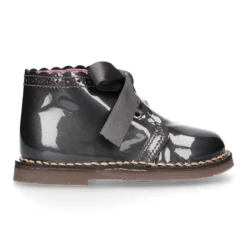 Bota Safari niñas con cordones seda y ondas en piel charol PERLADO.