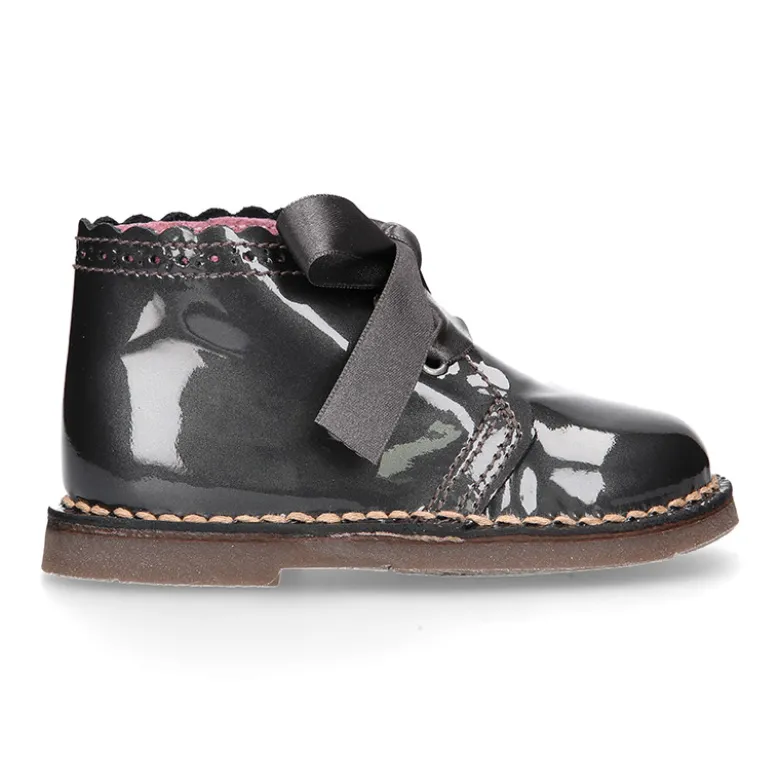 Bota Safari niñas con cordones seda y ondas en piel charol PERLADO.