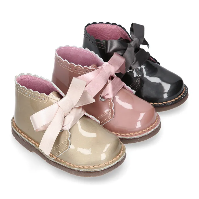 Bota Safari niñas con cordones seda y ondas en piel charol PERLADO.