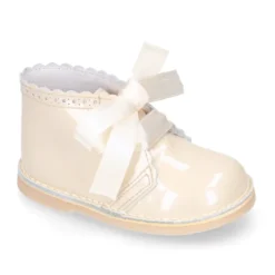 Bota Safari niñas con cordones seda y ondas en piel charol.