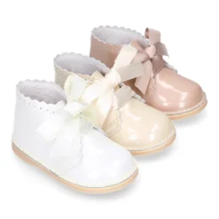 Bota Safari niñas con cordones seda y ondas en piel charol.