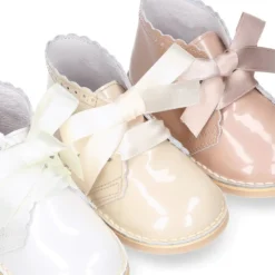 Bota Safari niñas con cordones seda y ondas en piel charol.