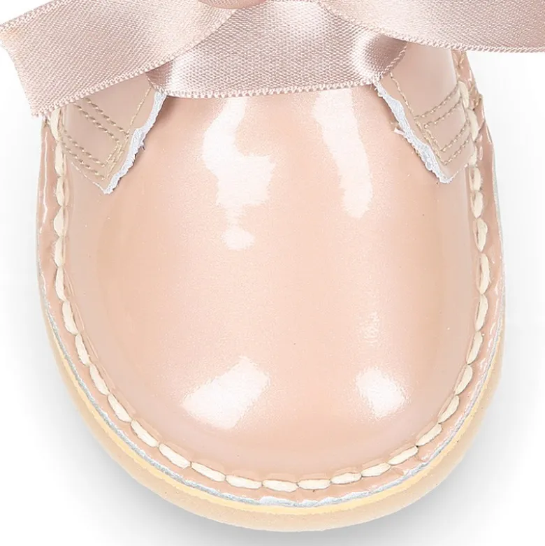 Bota Safari niñas con cordones seda y ondas en piel charol.