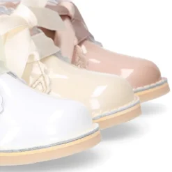 Bota Safari niñas con cordones seda y ondas en piel charol.