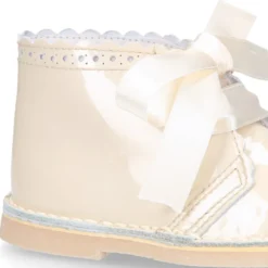 Bota Safari niñas con cordones seda y ondas en piel charol.