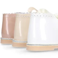 Bota Safari niñas con cordones seda y ondas en piel charol.