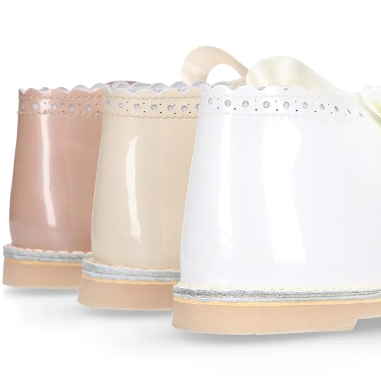 Bota Safari niñas con cordones seda y ondas en piel charol.