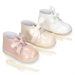 Bota Safari niñas con cordones seda y ondas en piel charol.