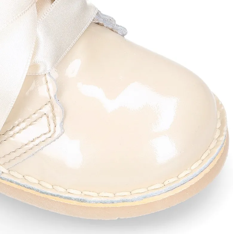 Bota Safari niñas con cordones seda y ondas en piel charol.