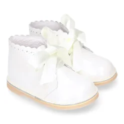 Bota Safari niñas con cordones seda y ondas en piel charol.