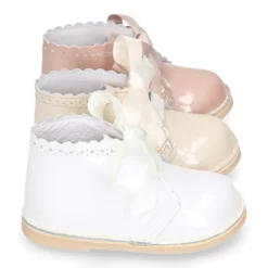 Bota Safari niñas con cordones seda y ondas en piel charol.