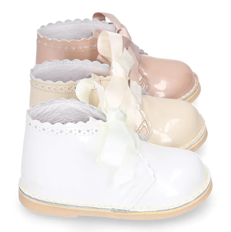 Bota Safari niñas con cordones seda y ondas en piel charol.
