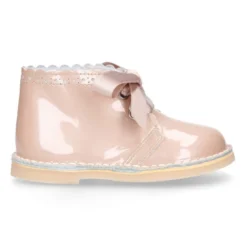Bota Safari niñas con cordones seda y ondas en piel charol.