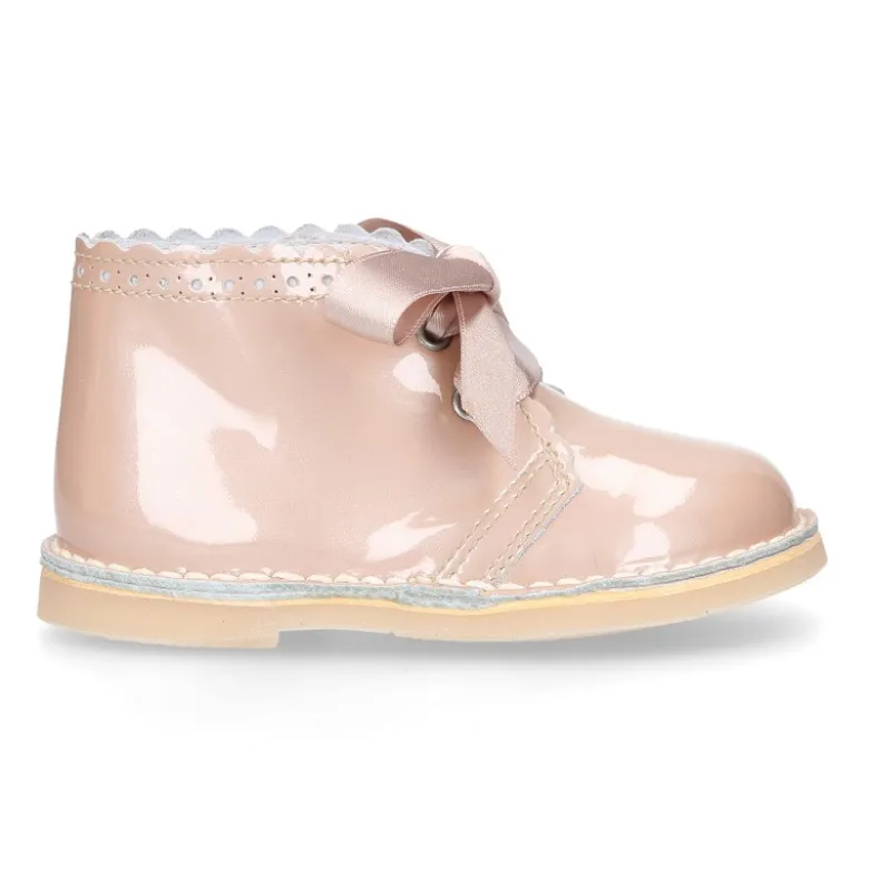 Bota Safari niñas con cordones seda y ondas en piel charol.
