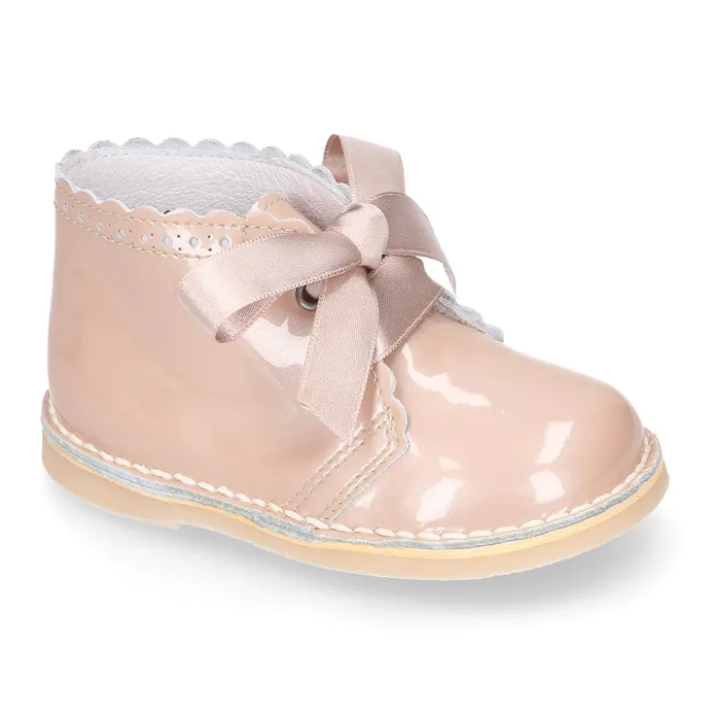 Bota Safari niñas con cordones seda y ondas en piel charol.