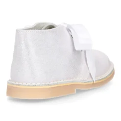 Bota Safari o Pisacacas con lazos en piel serraje con brillos.