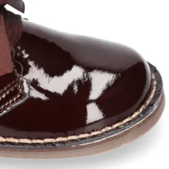 Bota Safari o Pisacacas niñas con cordones y ondas en piel charol.
