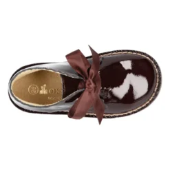 Bota Safari o Pisacacas niñas con cordones y ondas en piel charol.