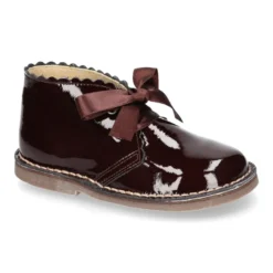 Bota Safari o Pisacacas niñas con cordones y ondas en piel charol.