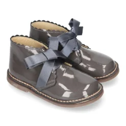 Bota Safari o Pisacacas niñas con cordones y ondas en piel charol.