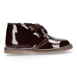 Bota Safari o Pisacacas niñas con cordones y ondas en piel charol.