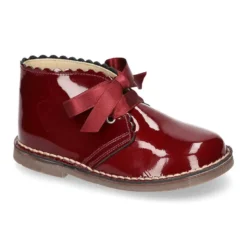 Bota Safari o Pisacacas niñas con cordones y ondas en piel charol.