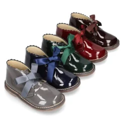 Bota Safari o Pisacacas niñas con cordones y ondas en piel charol.