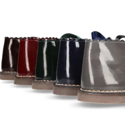 Bota Safari o Pisacacas niñas con cordones y ondas en piel charol.