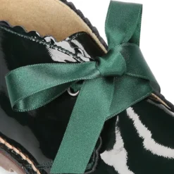 Bota Safari o Pisacacas niñas con cordones y ondas en piel charol.