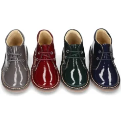 Bota Safari o Pisacacas niño con cordones en piel charol.