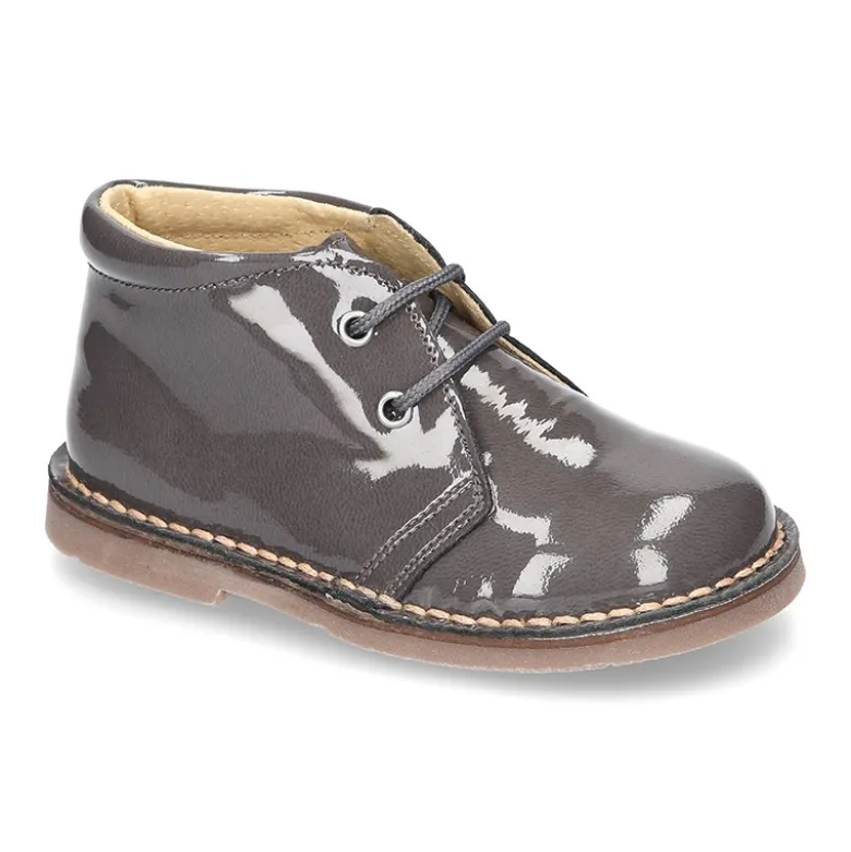 Bota Safari o Pisacacas niño con cordones en piel charol.