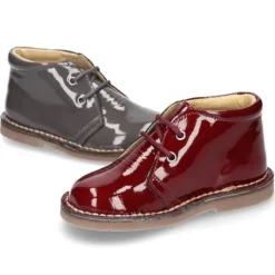 Bota Safari o Pisacacas niño con cordones en piel charol.