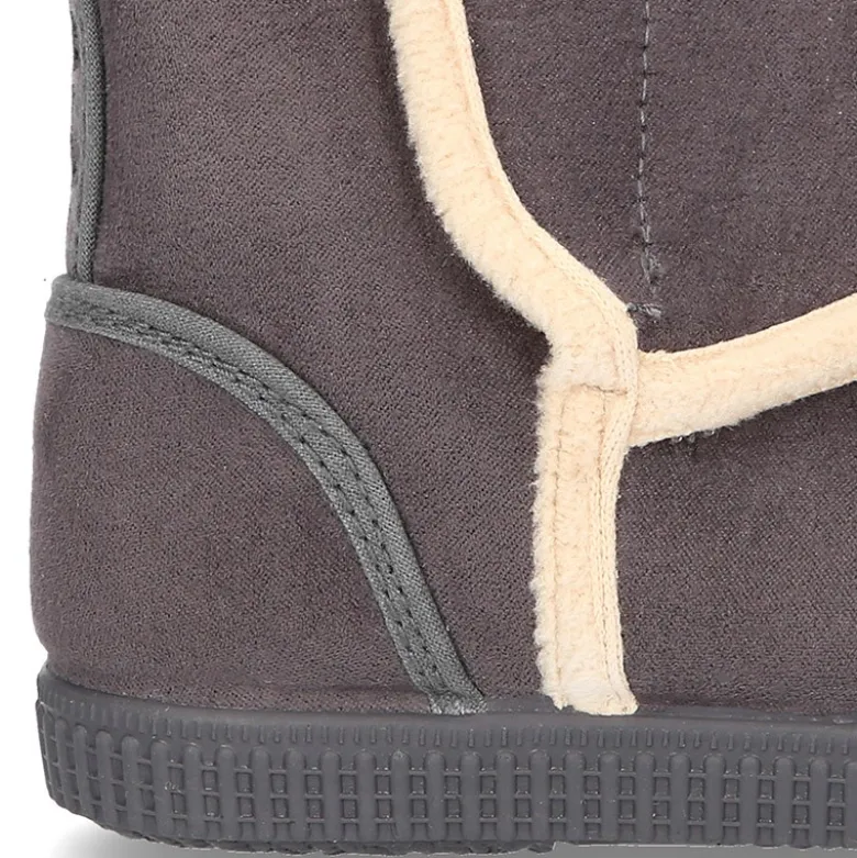 Botas forradas con cierre adherente y suela tipo bamba en Serratex.