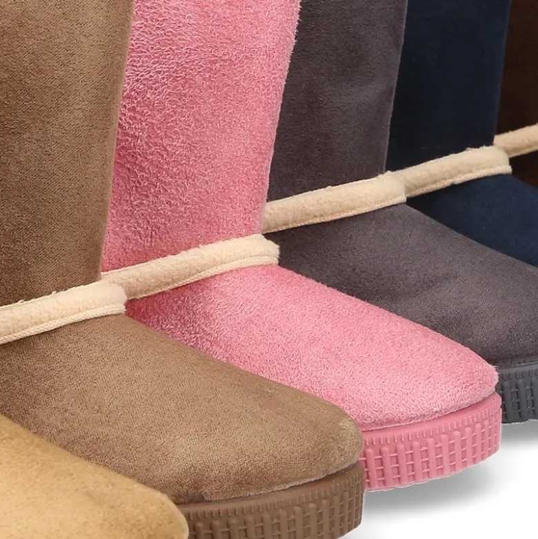 Botas forradas con cierre adherente y suela tipo bamba en Serratex.