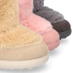 Bota tipo esquimal para niñas con cierre adherente en piel serraje con pelo