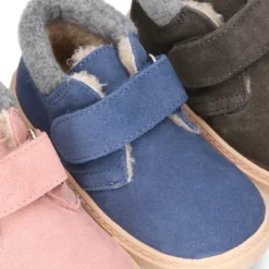 Bota tipo zapatilla con BORREGO y sin cordones en piel serraje.