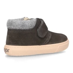 Bota tipo zapatilla con BORREGO y sin cordones en piel serraje.