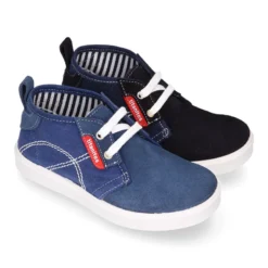 Bota tipo zapatilla con cordones en lona y serraje.