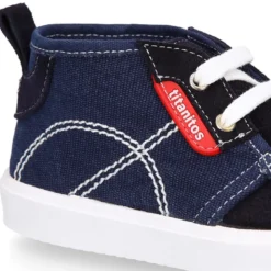 Bota tipo zapatilla con cordones en lona y serraje.