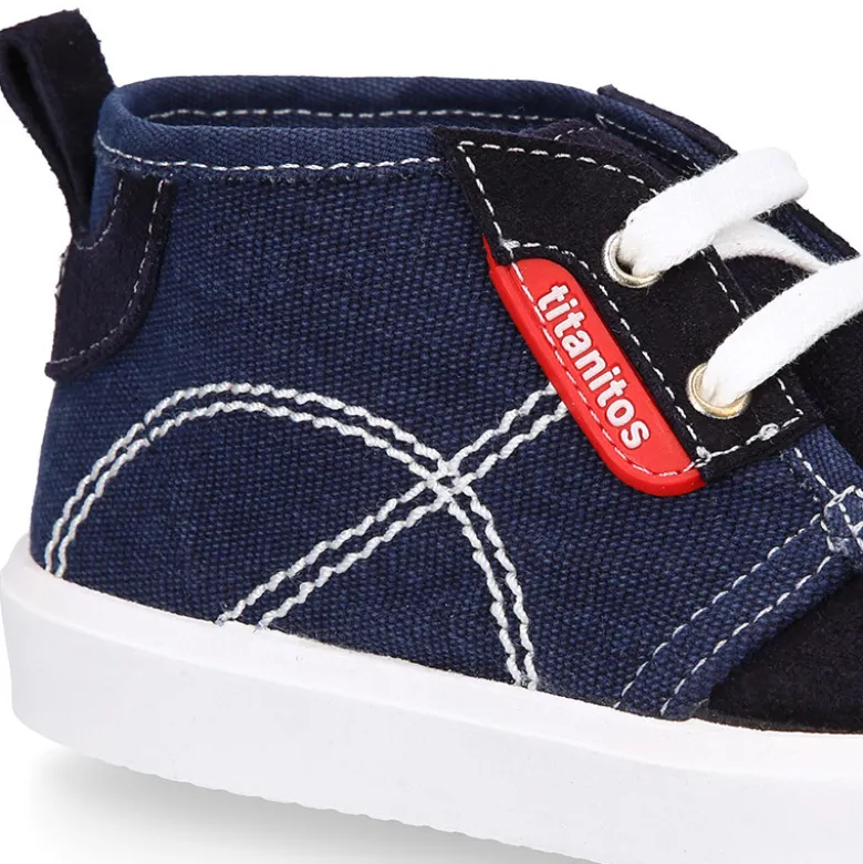 Bota tipo zapatilla con cordones en lona y serraje.