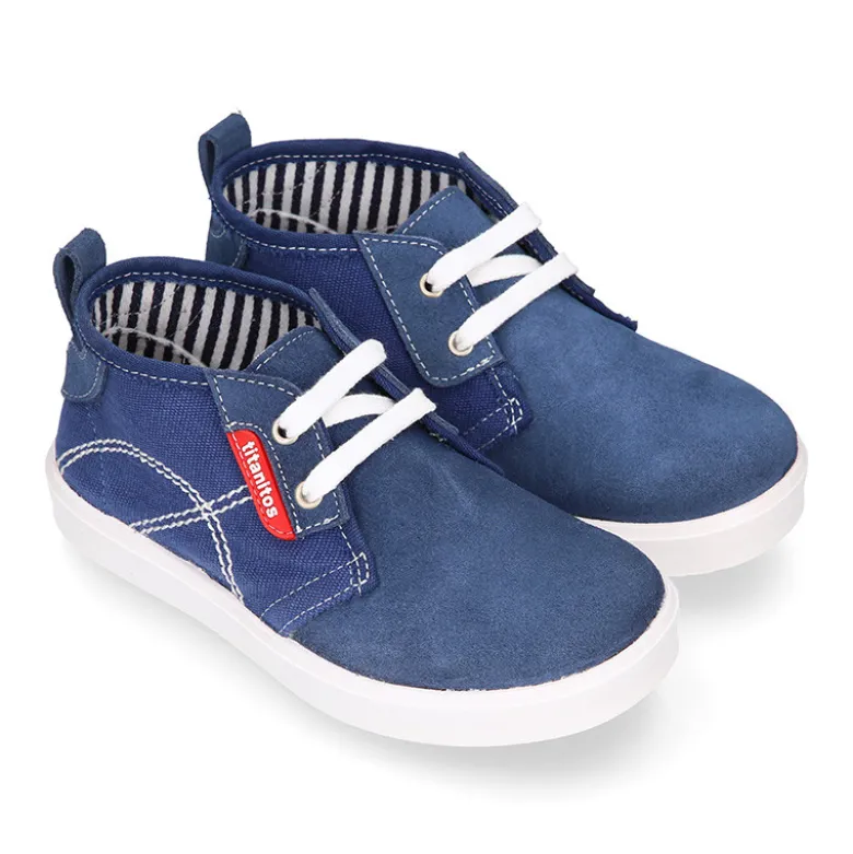 Bota tipo zapatilla con cordones en lona y serraje.