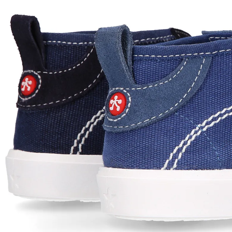 Bota tipo zapatilla con cordones en lona y serraje.